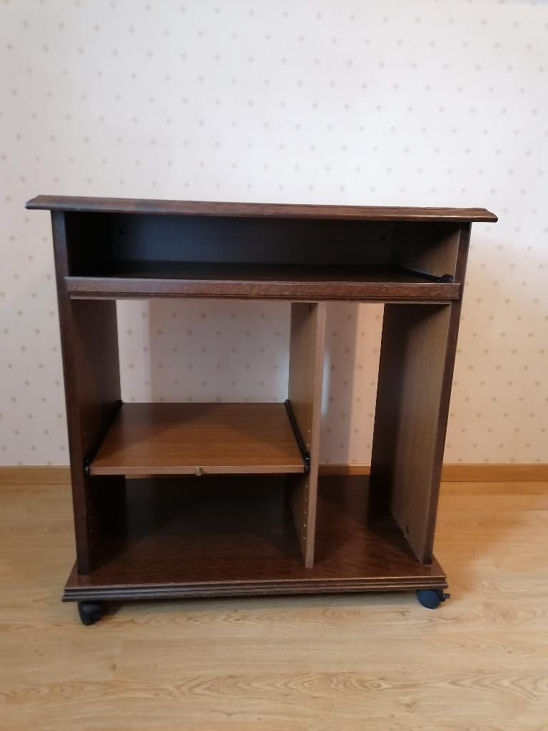 Stijlvolle computertafel in donkere eik op wieltjes., Ophalen, Zo goed als nieuw