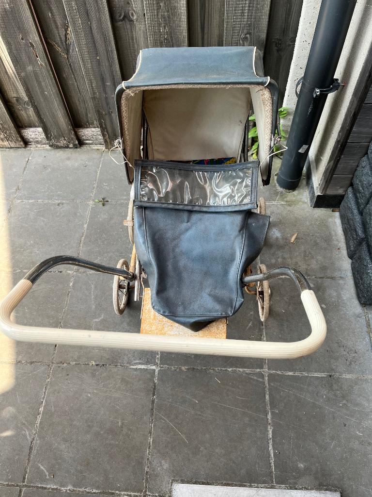 Ancienne poussette pour poupée, Enlèvement