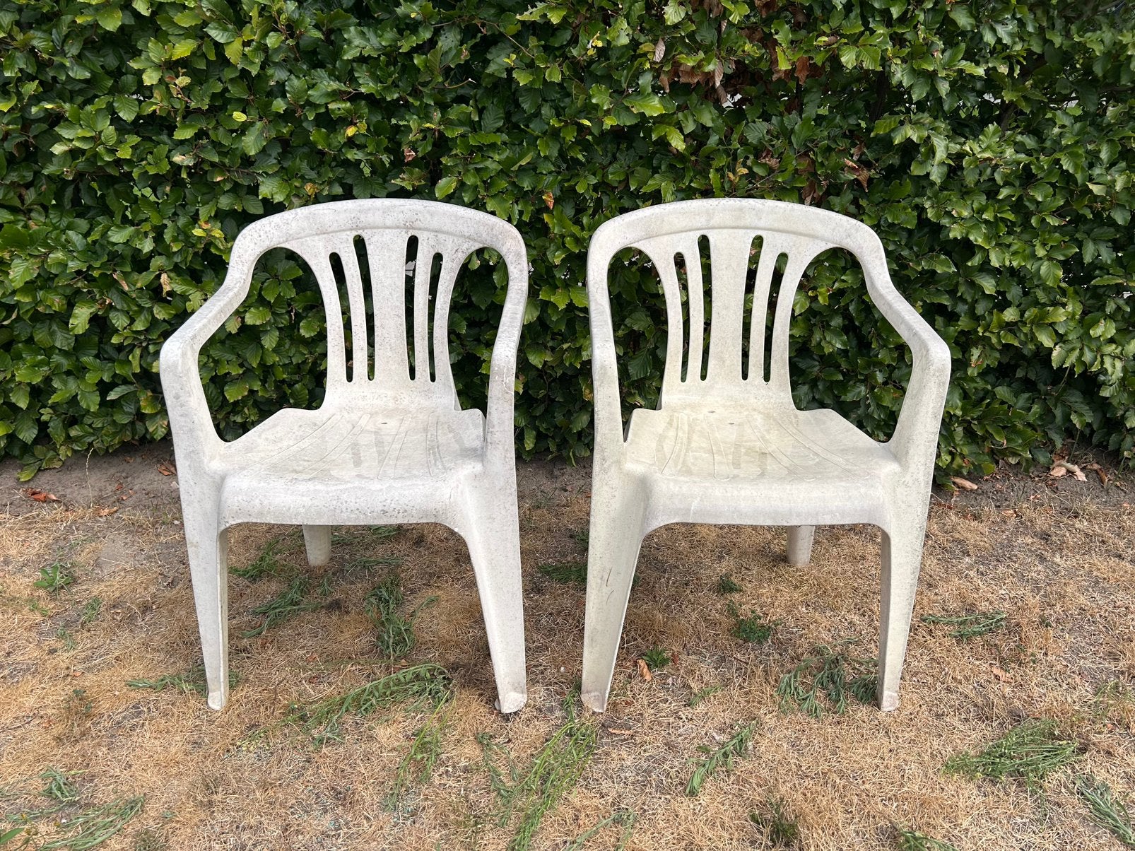 2 plastieken witte tuinstoelen, Enlèvement, Utilisé