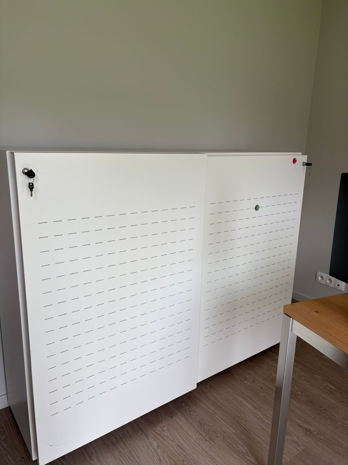 Witte dossierkast akoestisch, Huis en Inrichting, Kasten | Roldeurkasten en Archiefkasten, Ophalen, Zo goed als nieuw