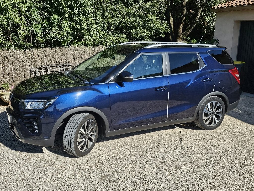 SsangYong Grand Tivoli SUV uit 2022, 43.000 KM Benzine, Auto, Auto's, Dealer onderhouden, 4 cilinders, Blauw, Leder