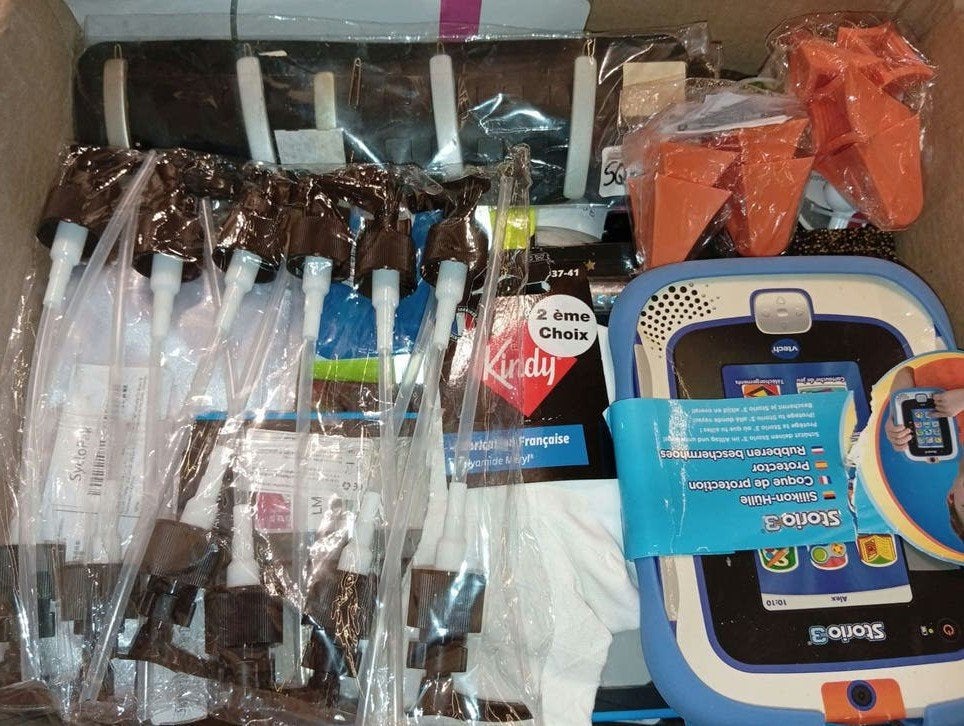 📦 Lot de 4 cartons de bazar, Hobby en Vrije tijd, Verzenden, Zo goed als nieuw