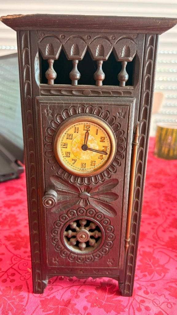 Petite horloge mécanique ancienne de table en bois sculpté, Marqué, Bois, Enlèvement ou Envoi, Brun