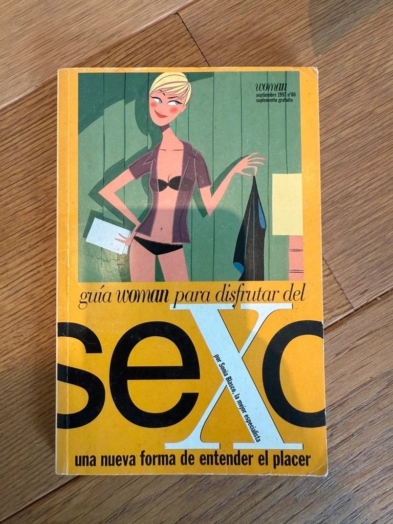 Vintage boek Guía Woman 1997 illustraties Jordi Labanda, Boeken, Ophalen of Verzenden, Gelezen, Non-fictie
