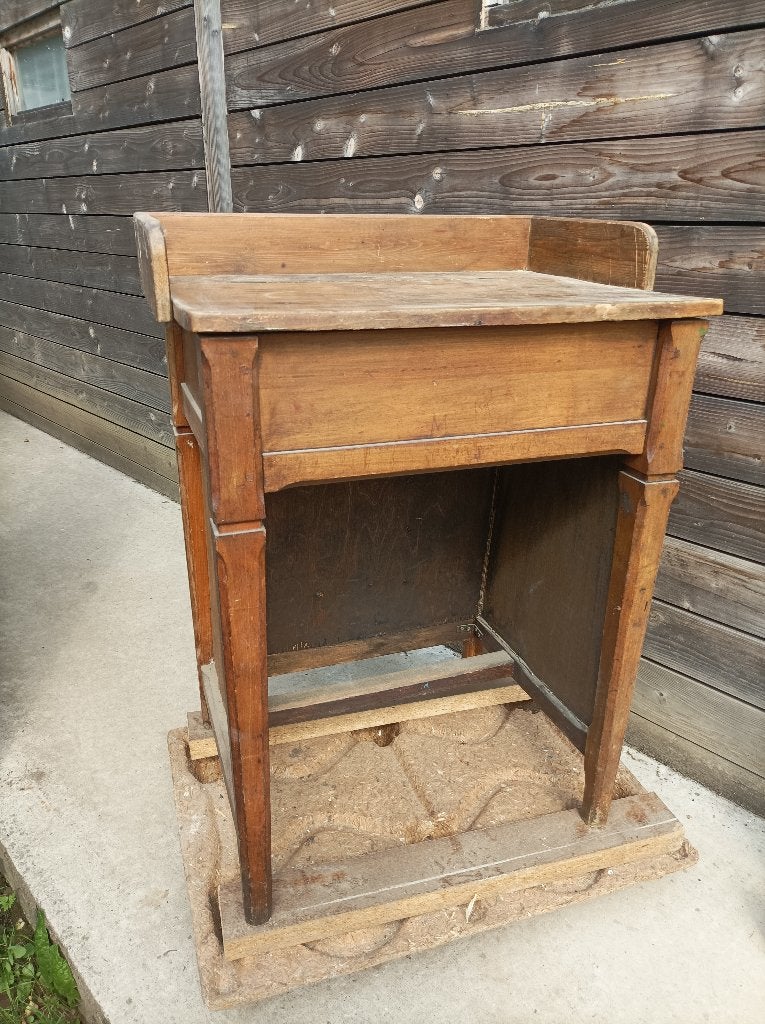 Ancien pupitre en bois., Enlèvement