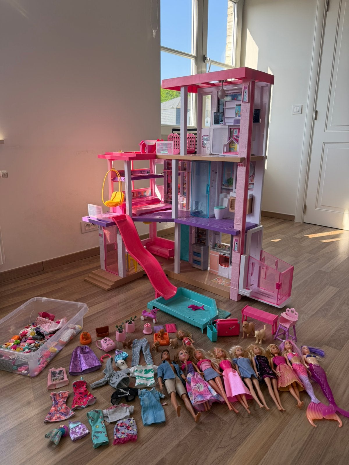 Barbie Droomhuis Poppenhuis met 5 barbiepoppen + accessoires, Ophalen, Gebruikt, Poppenhuis