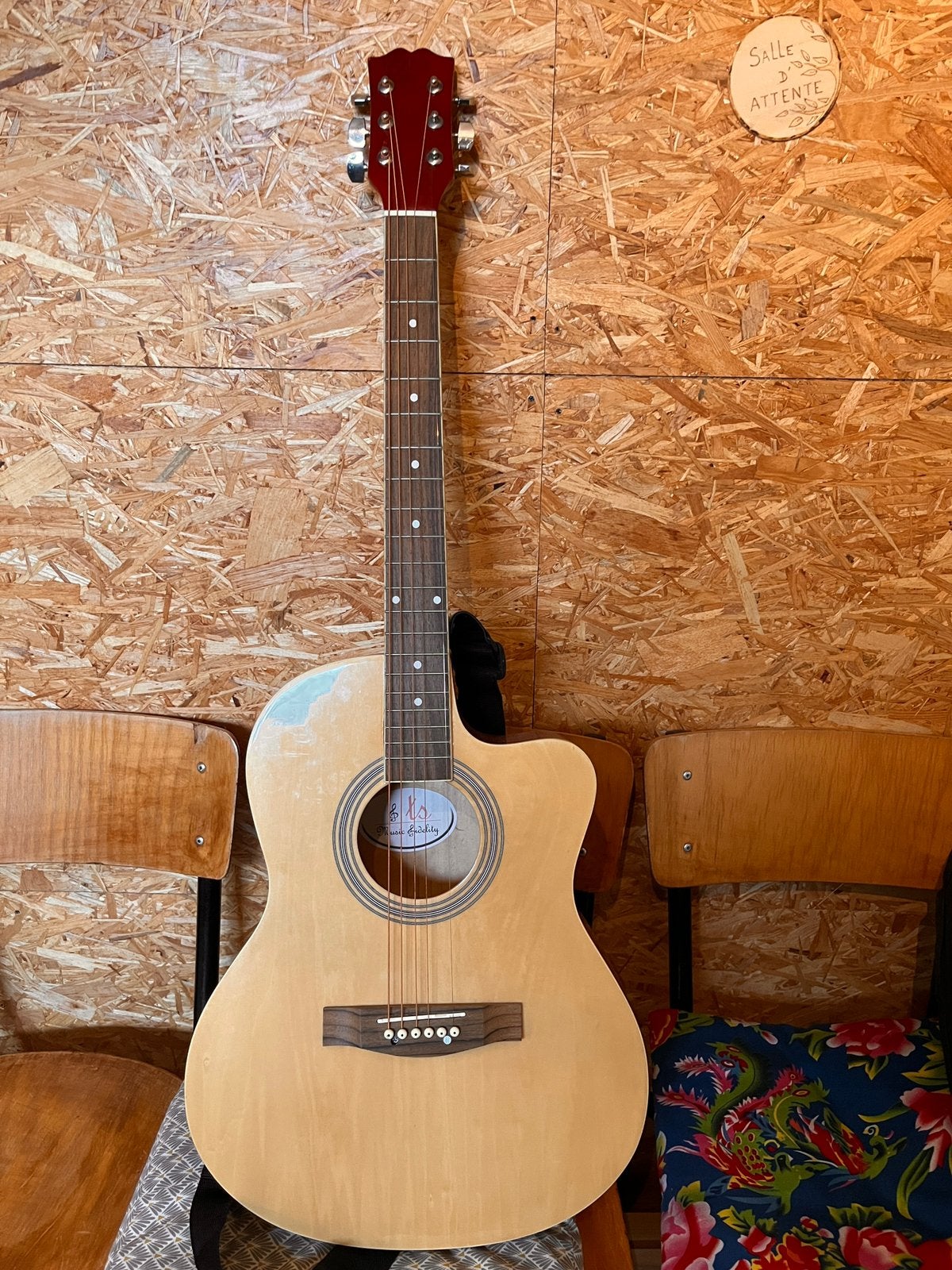 Guitare à donner, Enlèvement, Comme neuf