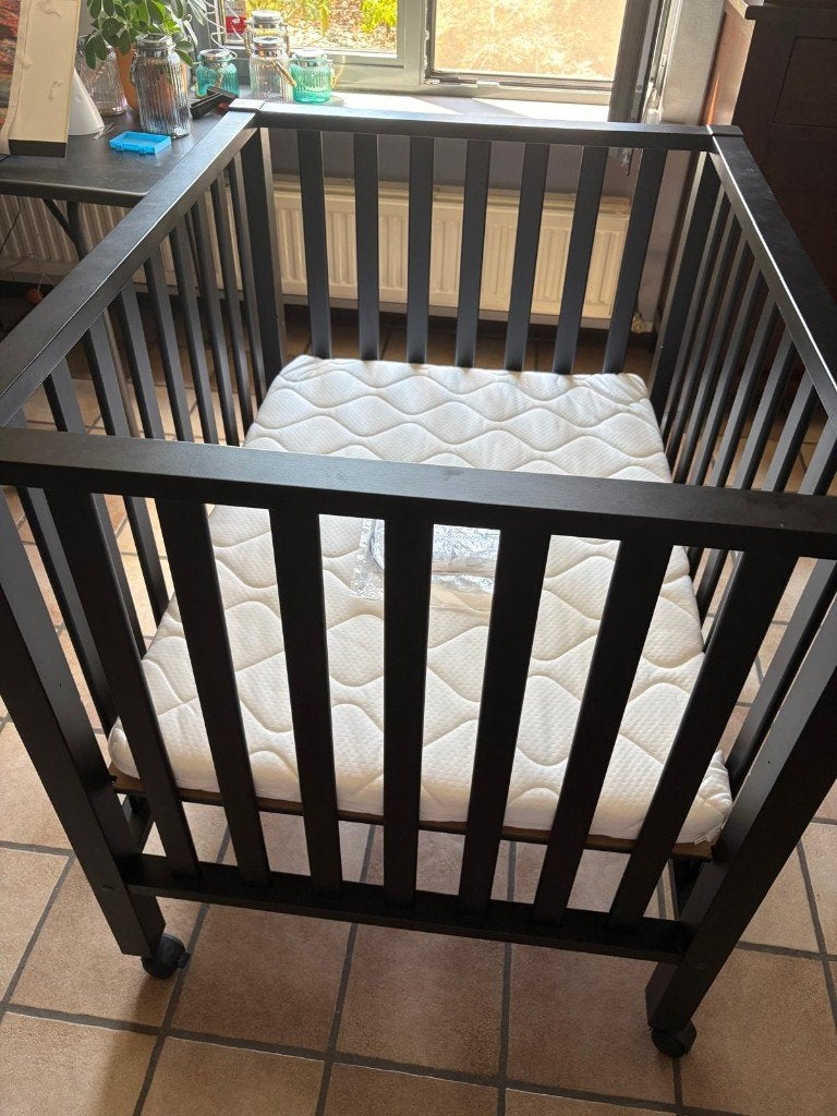 Bed - park voor baby, Kinderen en Baby's, Ophalen, 85 tot 100 cm, Zo goed als nieuw, Minder dan 140 cm