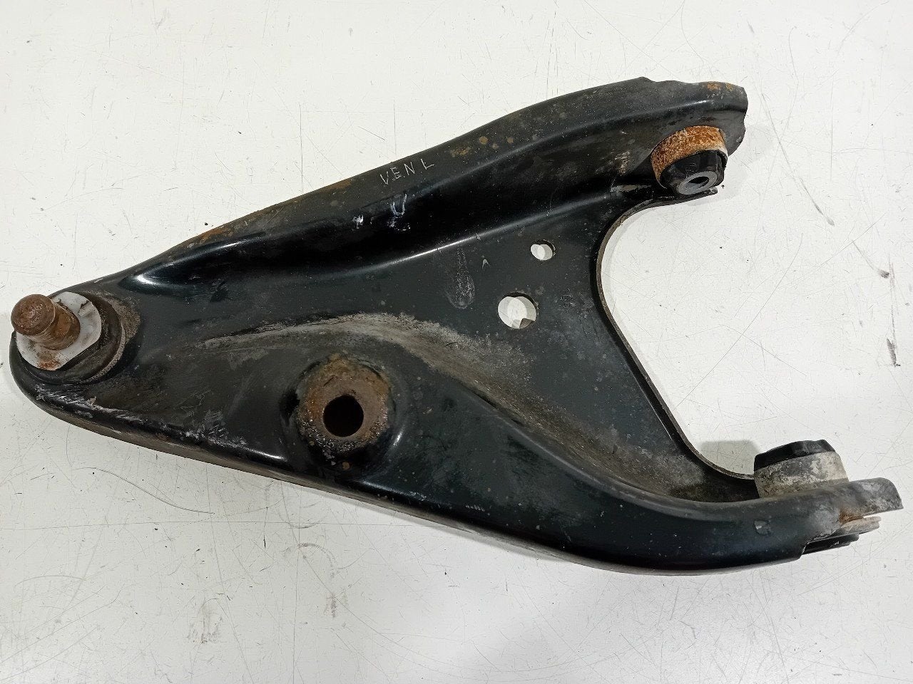 Draagarm links voor Dacia Dokker, Dacia, Onderdelen@venauto.nl, Van der Ven Autorecycling B.V., Ettenseweg 76, 4706 PB Roosendaal, The Netherlands