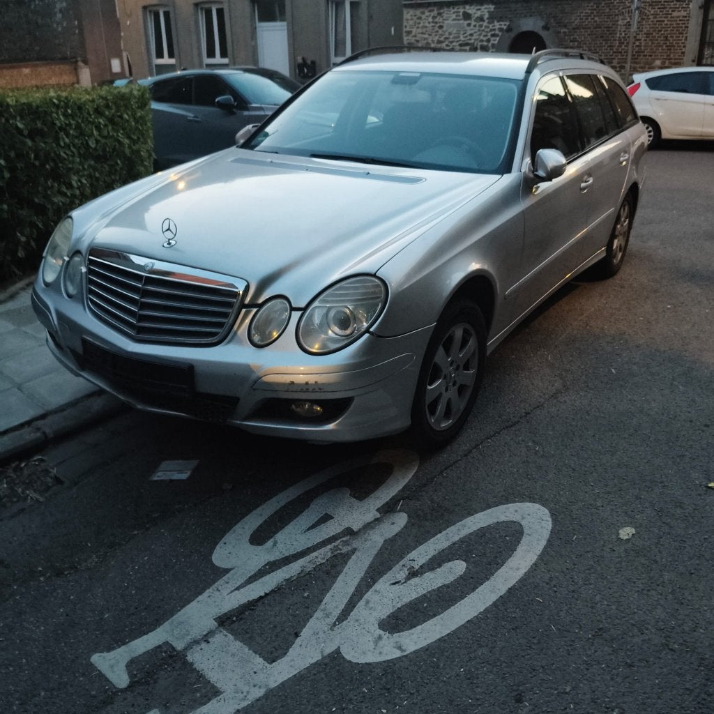 URGENT POUND Mercedes E220 (ALLEEN VOOR PROS/Z-plaat), Overige bekleding, 5 deurs, Particulier, Zilver of Grijs