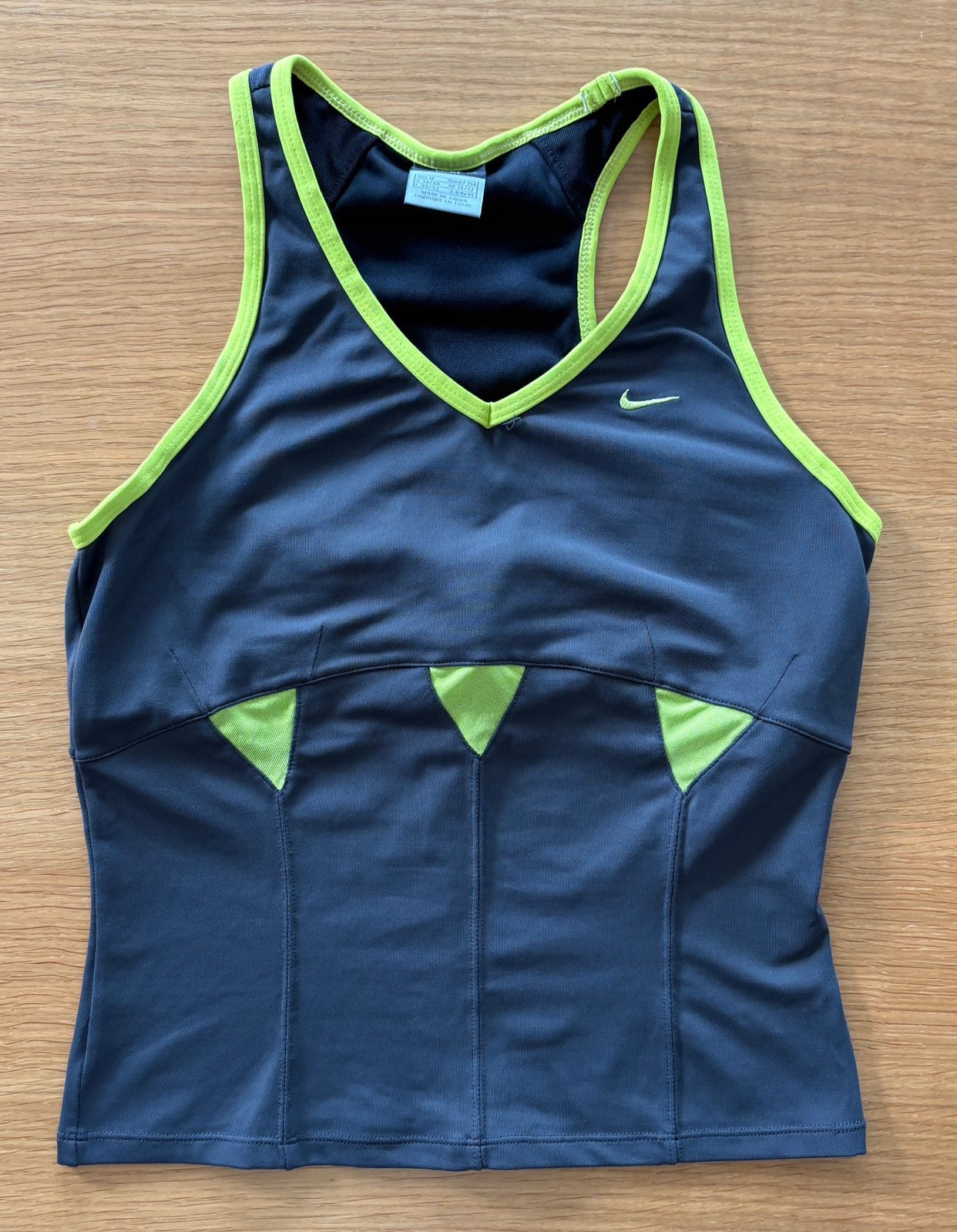 Top de sport gris NIKE - Taille M - 15€, Enlèvement ou Envoi, Porté, Taille 38/40 (M), Gris