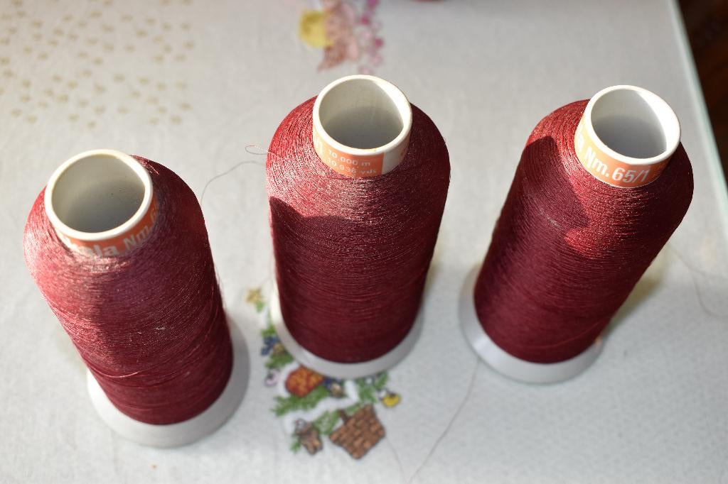 3 konen Gutermann Skala 65-1 bordeaux 3 konen Gutermann Skal, Hobby & Loisirs créatifs, Couture & Fournitures, Enlèvement ou Envoi