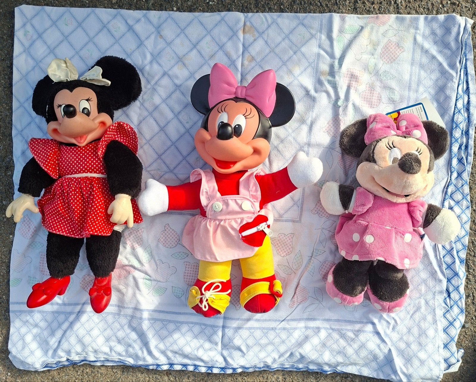 plusieurs poupées figurines Minnie Disney. Rendez-vous Bruxe, Enlèvement ou Envoi