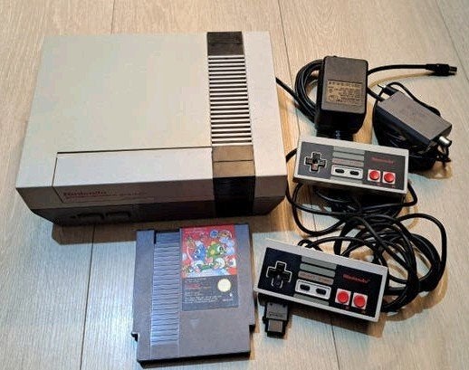 Nintendo nes 2-controllers en het spel Bubble Bobble, Games en Spelcomputers, Spelcomputers | Nintendo NES, Ophalen of Verzenden