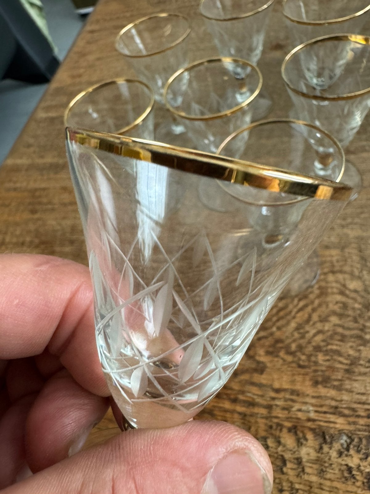 8 verres à liqueur avec bordure dorée et décor d’affûtage, Ophalen of Verzenden, Zo goed als nieuw
