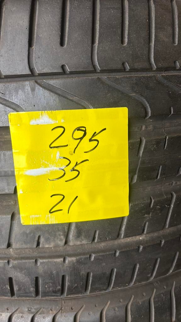 4x 295/35r21 de marque Pirelli 5mm 65 mm par pneu, Enlèvement