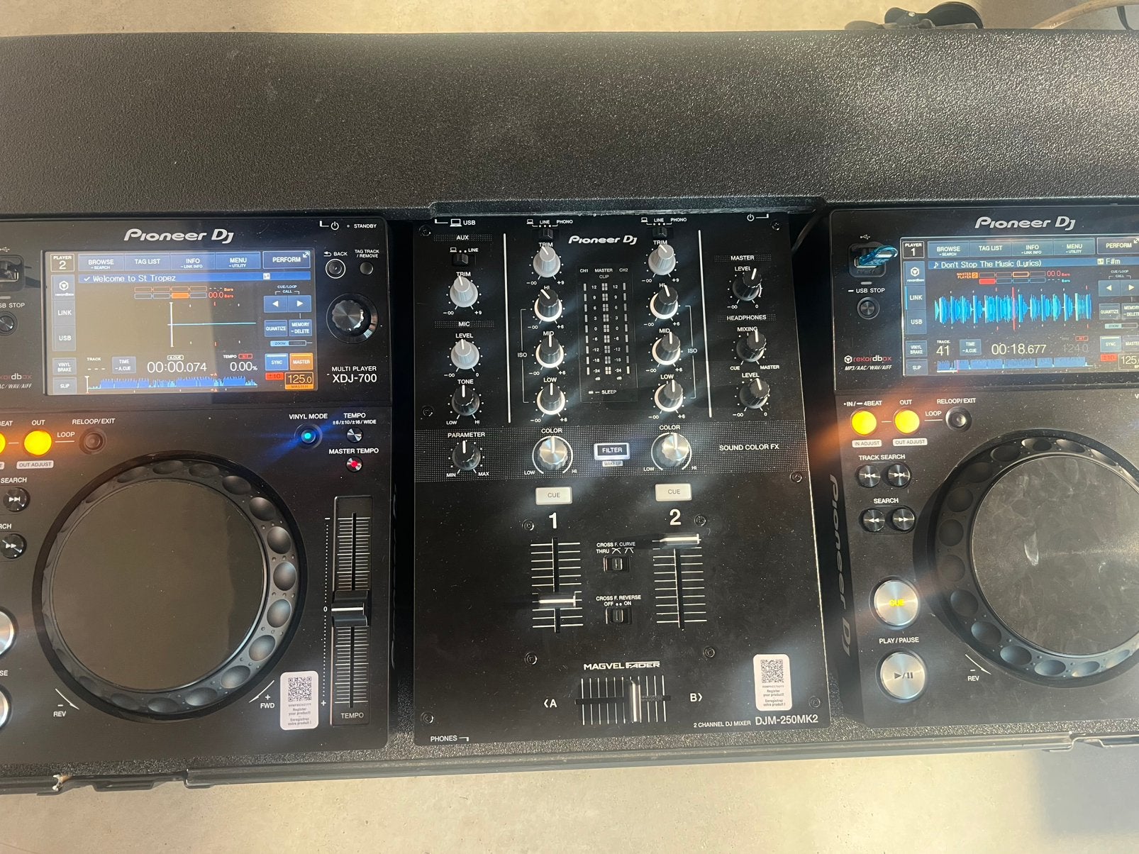 Pioneer dj set - 2 xdj700 - djm 250 mk2 met flightcase, Muziek en Instrumenten, Dj-sets en Draaitafels, Ophalen, Zo goed als nieuw