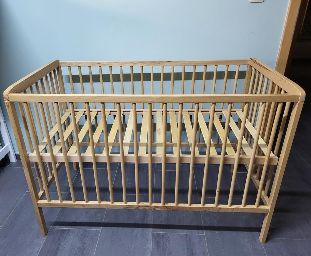 Lit bois bébé avec matelas le tout NEUF jamais utilisé, Enlèvement, Lit