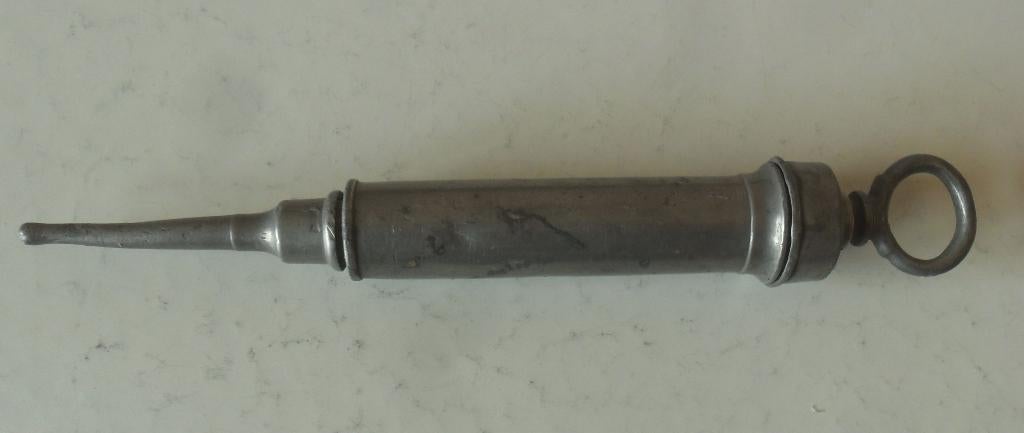 Seringue clystère  en étain  3 €, Antiek en Kunst, Antiek | Tin, Ophalen
