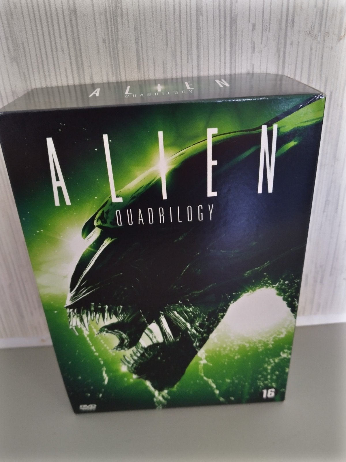 dvd box Alien  4 films in 1 box ,goede staat of bod, Cd's en Dvd's, Ophalen