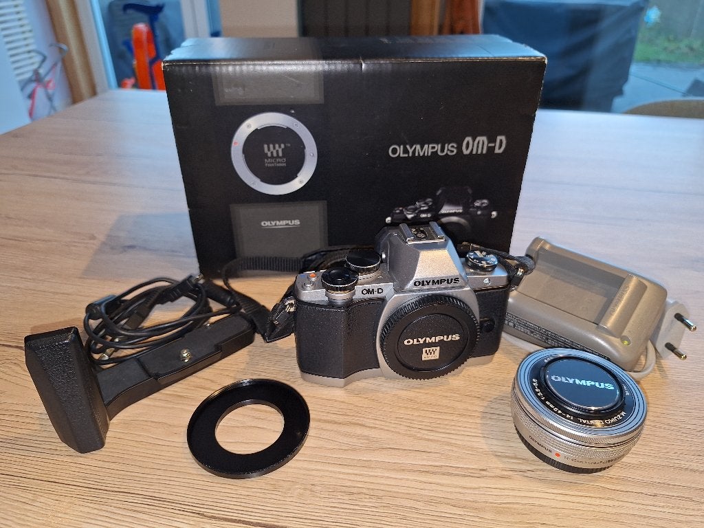 Olympus OMD E-M10 Mark I + M. Zuiko 14-42 F1:3,5-5,6, Enlèvement ou Envoi, Moins de 4 fois, Comme neuf, Olympus