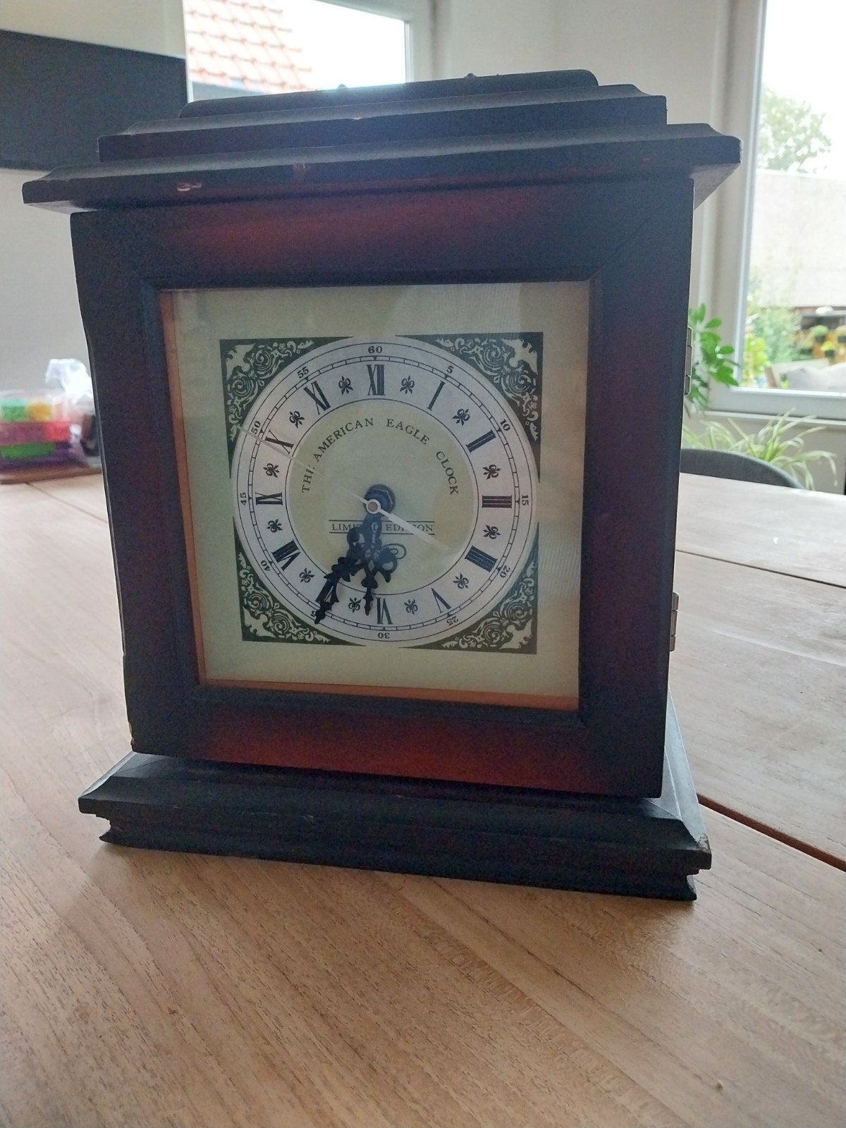 The american eagle clock, Enlèvement