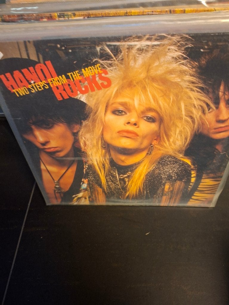 lp - hanoi rocks - two steps from the move - vak 9, CD & DVD, Enlèvement ou Envoi, Comme neuf, Housse de protection extérieure