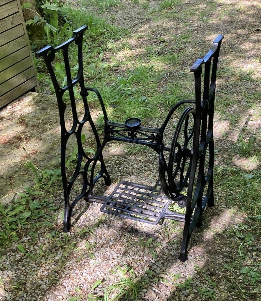 Pied de machine a coudre ancienne, Enlèvement, Utilisé