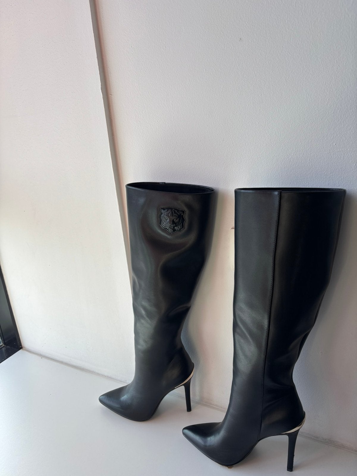 Just Cavalli zwarte pumps met gouden detail, Kleding | Dames, Ophalen, Pumps, Zwart, Zo goed als nieuw