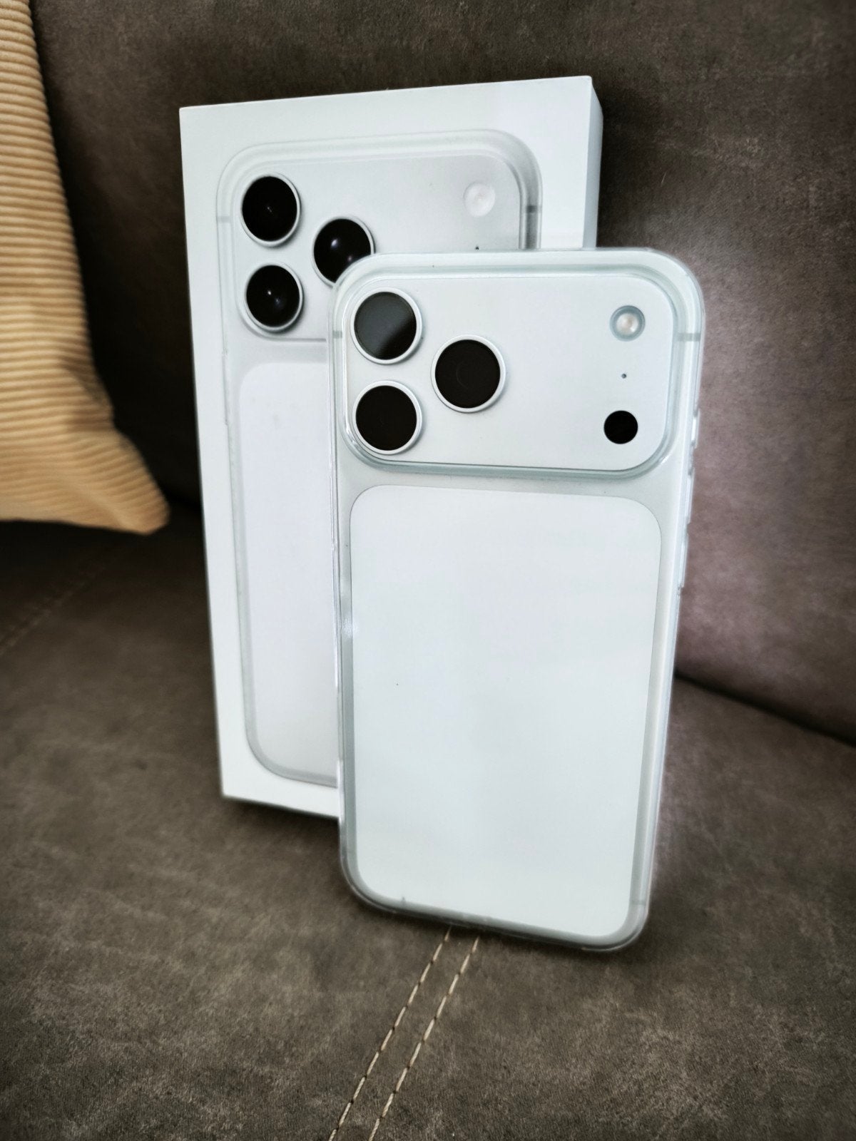A vendre iphone 17 pro max silver état neuf hyper complet to