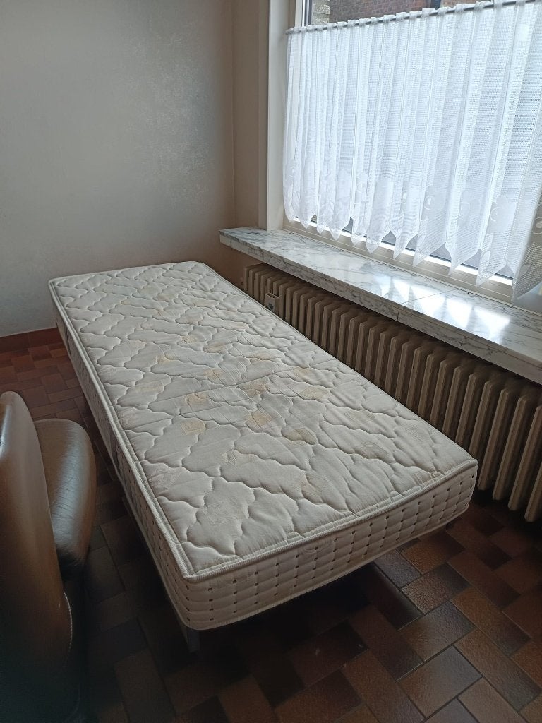 Eenpersoonsbed Beka met matras, makkelijk te plaatsen, Huis en Inrichting, Ophalen, Eenpersoons, Bruin, Strak, eenvoudig