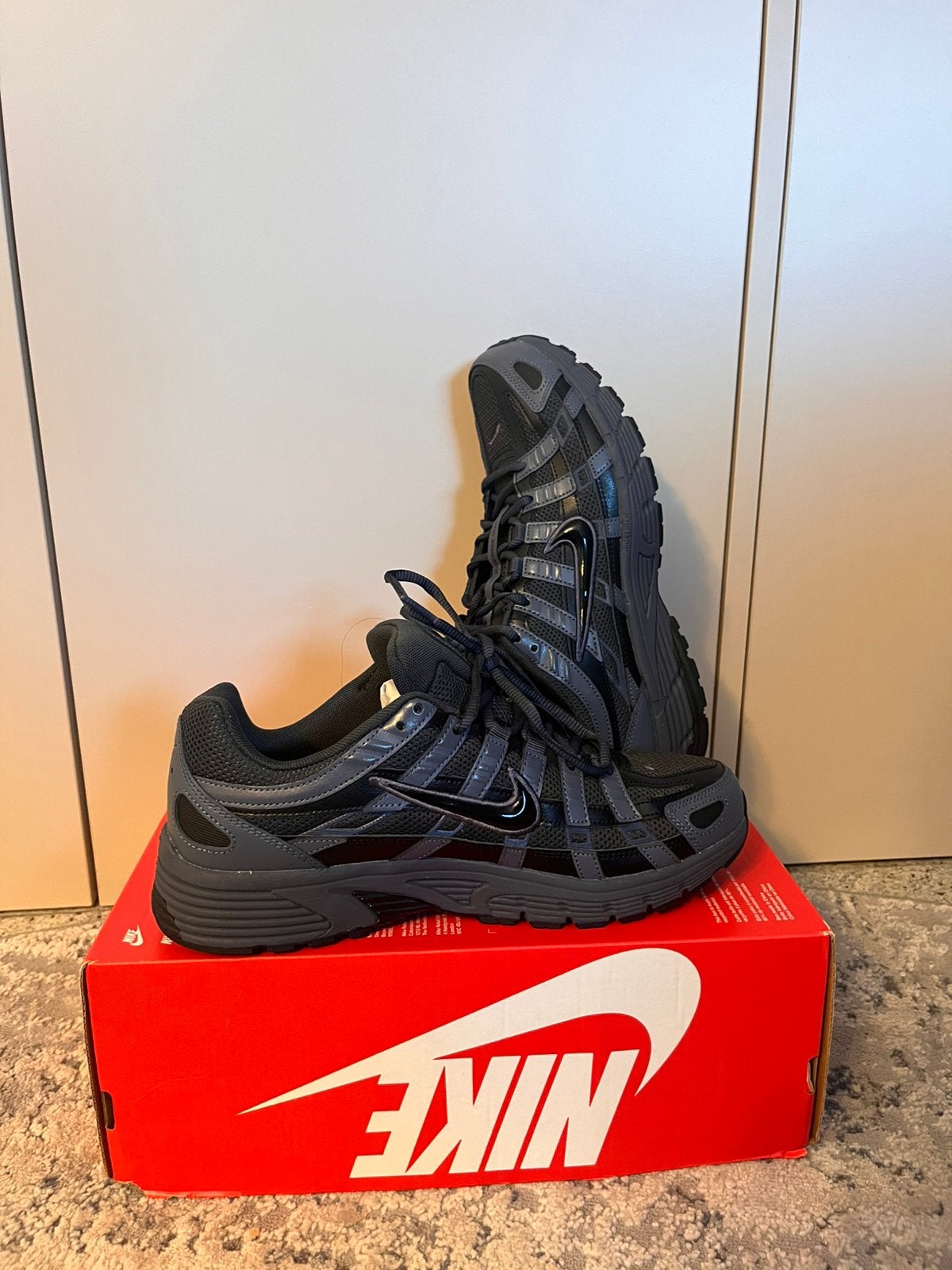 Nike P6000 grises et bleues taille 42, Neuf, Enlèvement ou Envoi, Chaussures de sport, Noir
