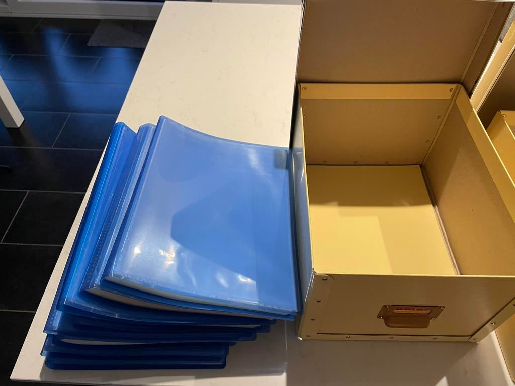 2 archiefdozen, 23 mappen met A4 insteekhoezen (grote set), Ophalen, Zo goed als nieuw