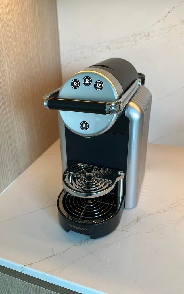 Nespresso Zenius inclusief capsule dispenser, Electroménager, Réservoir d'eau amovible, Dosettes et capsules de café, Comme neuf