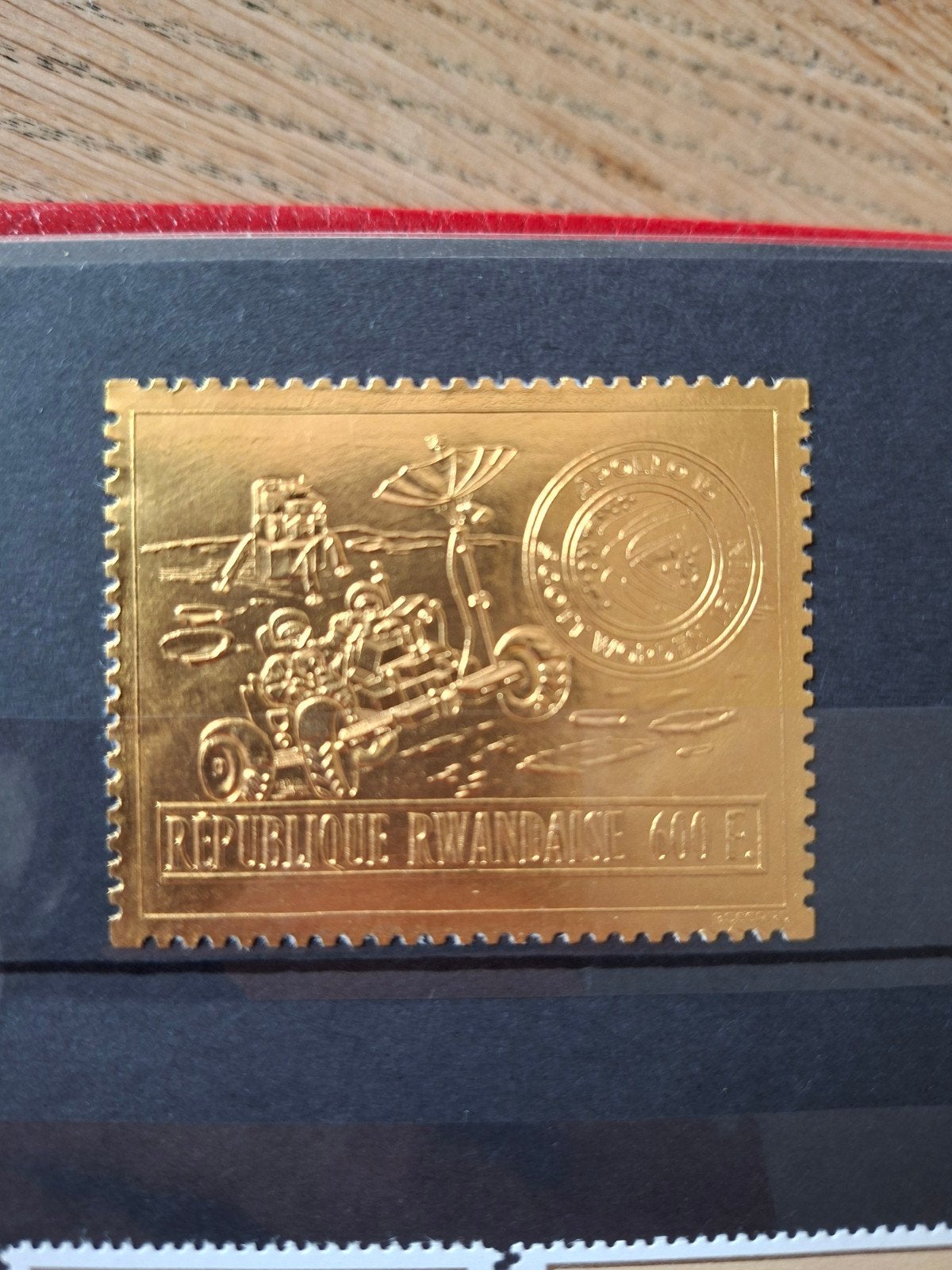timbre commémoratif en feuille d'or de la République rwandai, Enlèvement ou Envoi