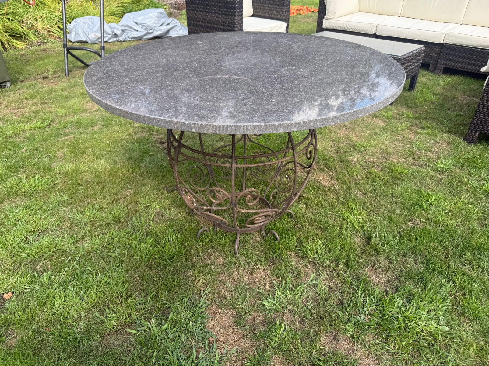 Ronde tafel met smeetijzeren onderstel, Ophalen, Zo goed als nieuw