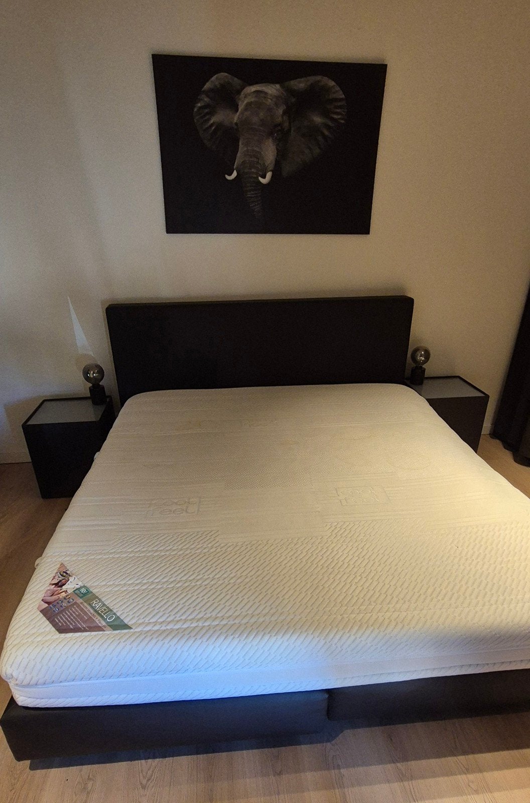 Magnifique lit boxspring Avec tables de nuit et matelas, Maison & Meubles, Enlèvement, Brun