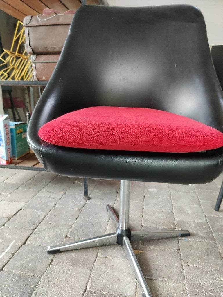 vintage zetel, zwart rood, op ijzeren poot (draait rond), Ophalen of Verzenden