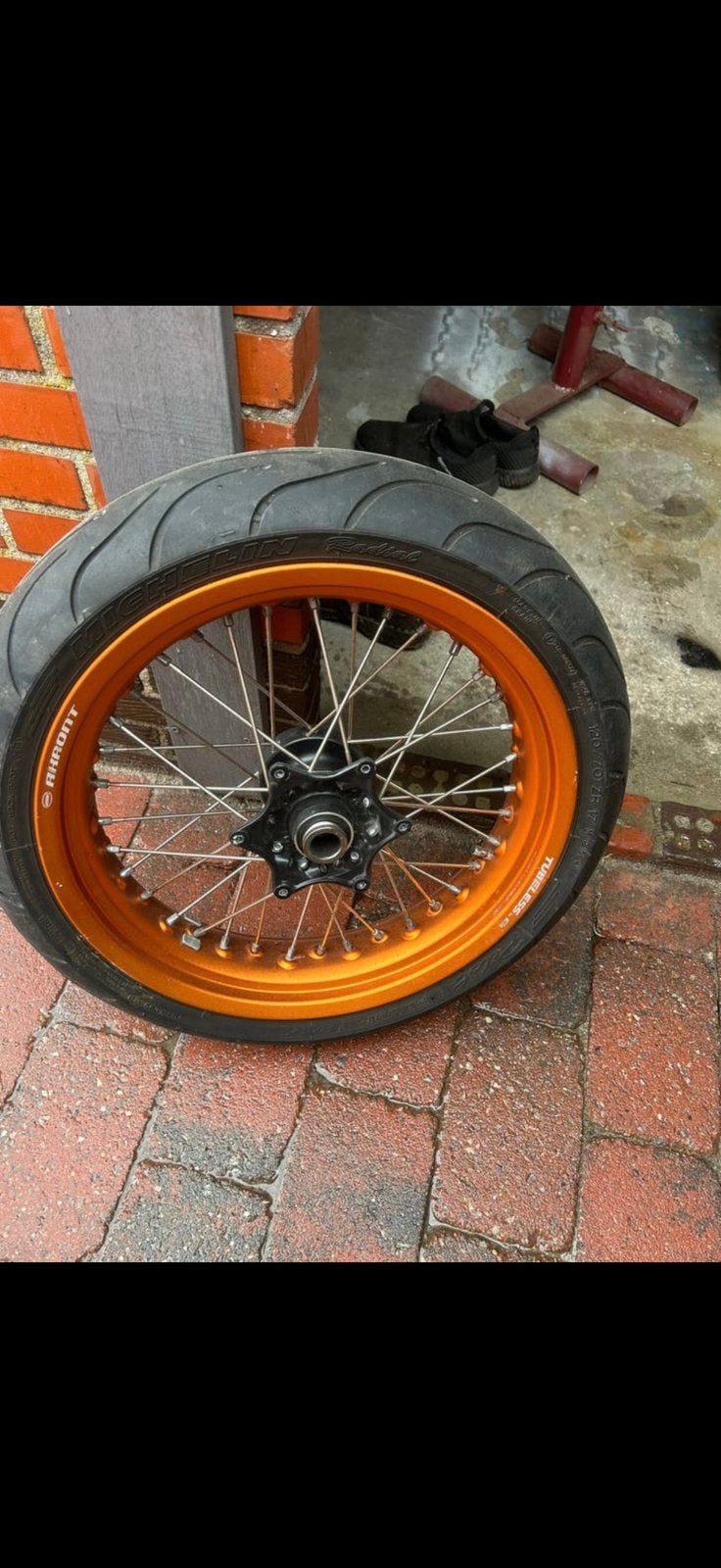 Supermotard velg, Motoren, Particulier