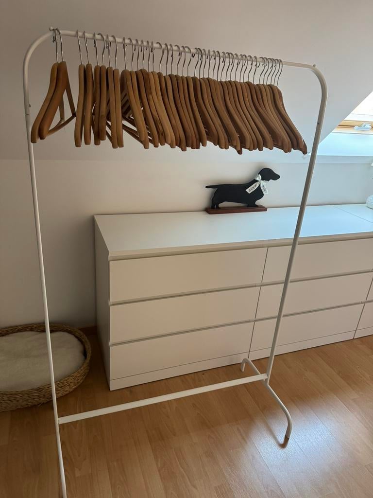 Rek met 25 kleerhangers hout, Ophalen, Zo goed als nieuw