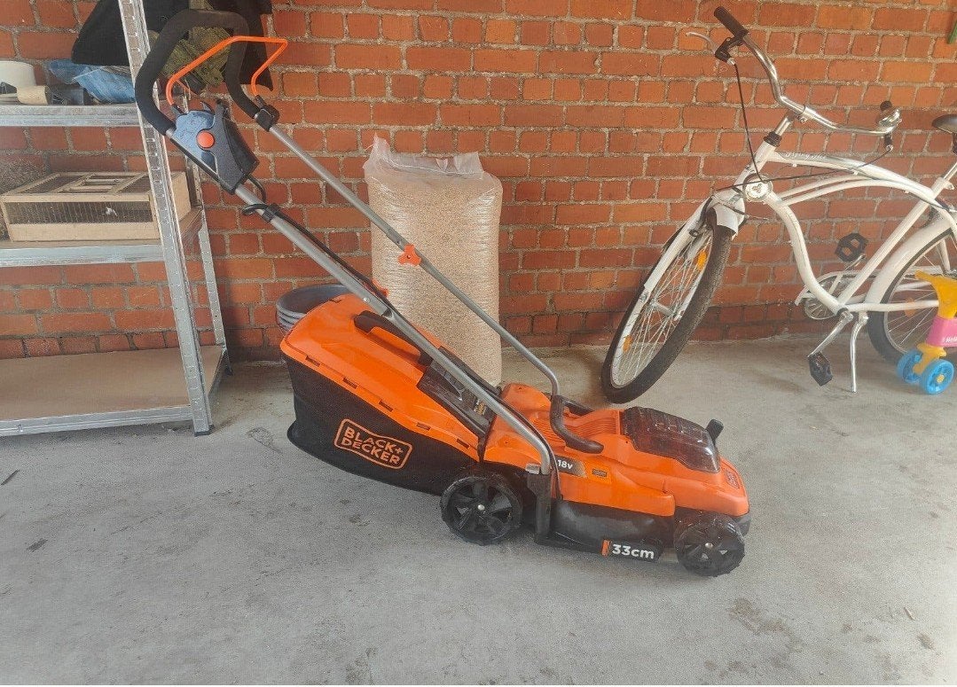black and decker accu grasmaaier, Tuin en Terras, Ophalen, Accu-grasmaaier, Zo goed als nieuw, 30 t/m 39 cm