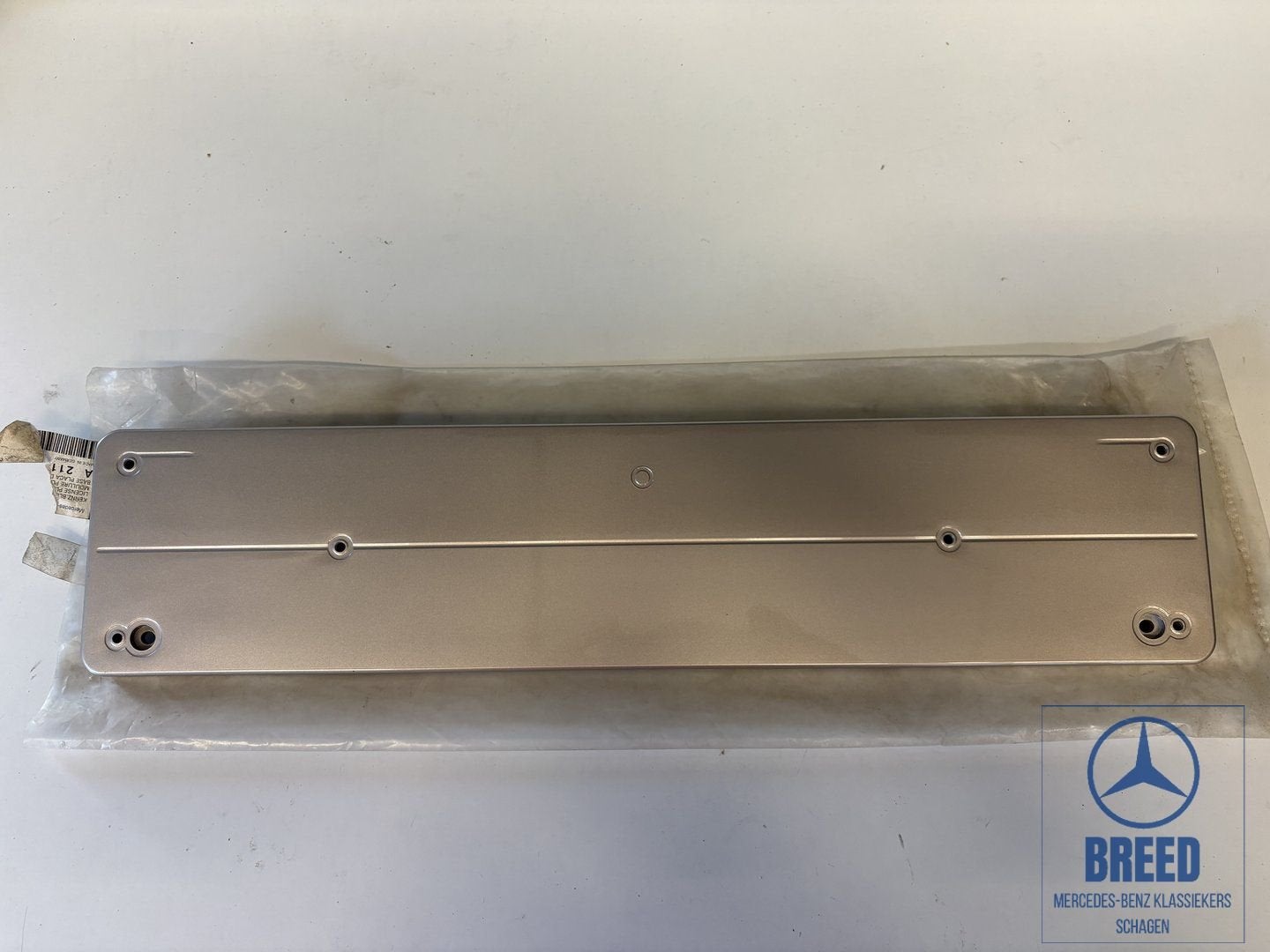 NOS kentekenplaathouder Mercedes-Benz W211 S211 E-klasse, -, Nieuw, Ophalen of Verzenden, -