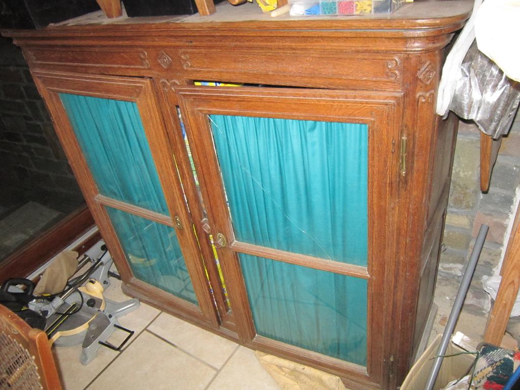 Armoire vieux chêne vitrée. Adam D, Enlèvement