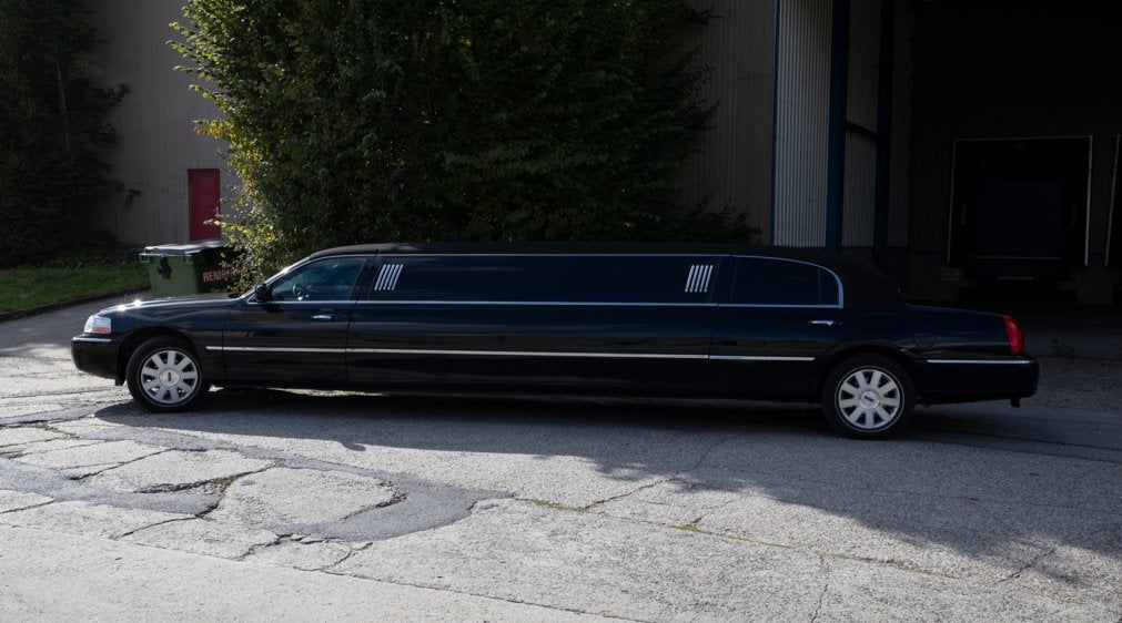 LINCOLN TOWN CAR LIMOUSINE – 2003 – ZWART – PERFECTE STAAT, Auto's, Achterwielaandrijving, Town Car, Zwart, Leder