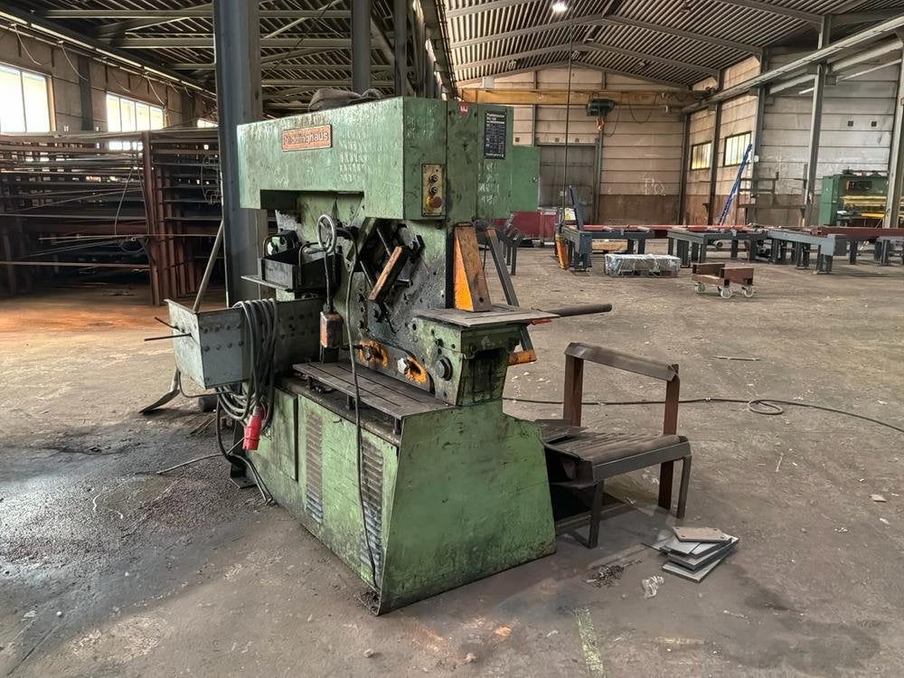 Peddinghaus 80/110 : machine universelle de poinçonnage et