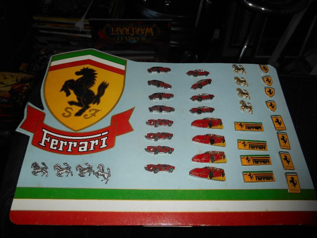 Ferrari présentoir avec 36 pin's Ferrari, Collections, Marques & Objets publicitaires, Enlèvement ou Envoi