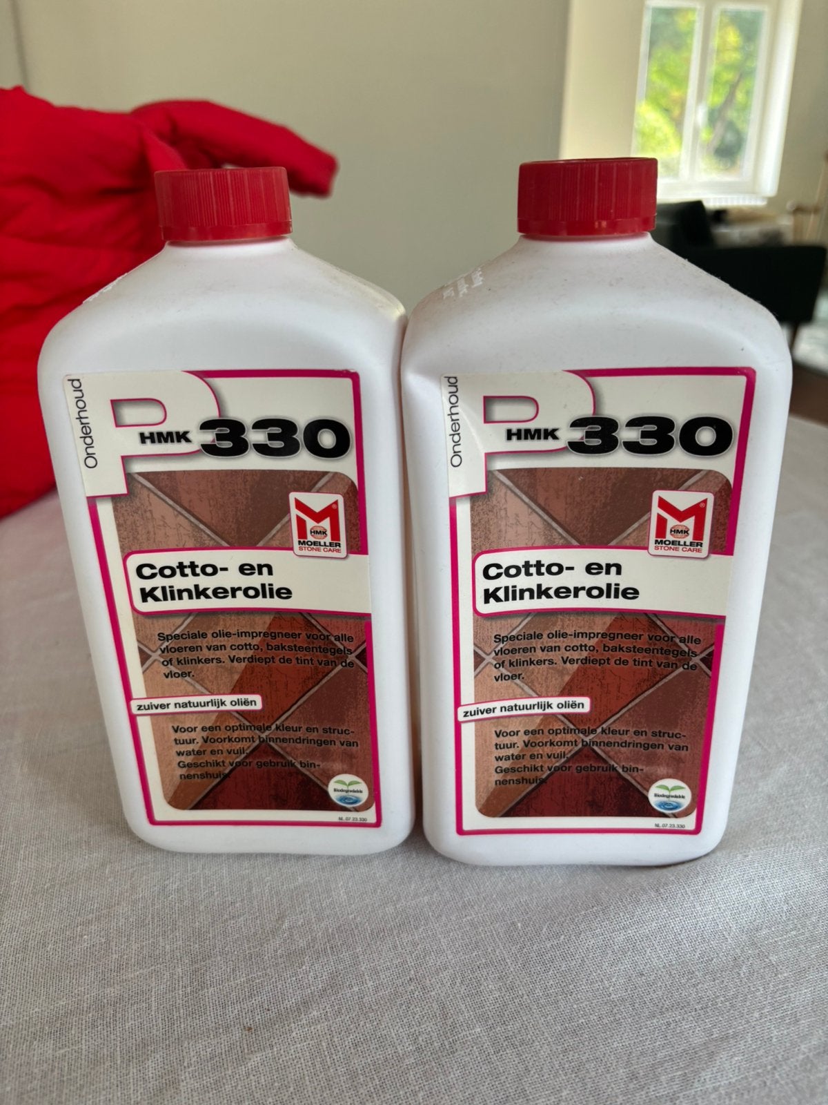 Twee flessen HMK P330, cotto-en klinkerolie, Ophalen