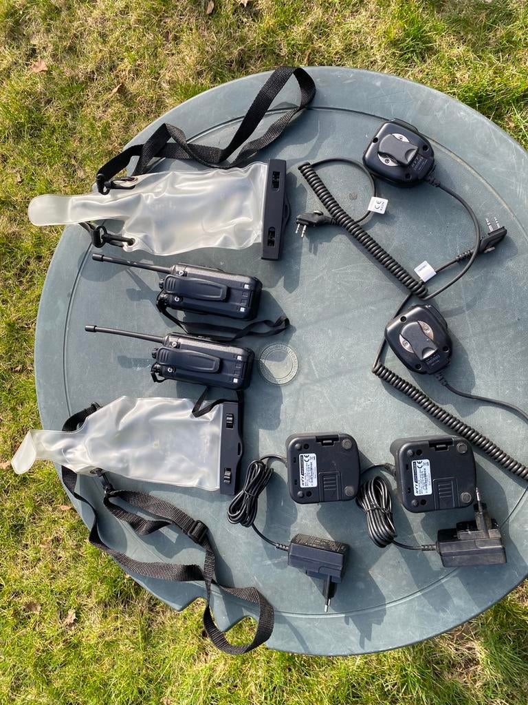Set de deux talkies walkies YIT, Télécoms, Talkies-walkies & Walkies-talkies, 5 à 15 km, Avec clip de ceinture, Enlèvement, Neuf