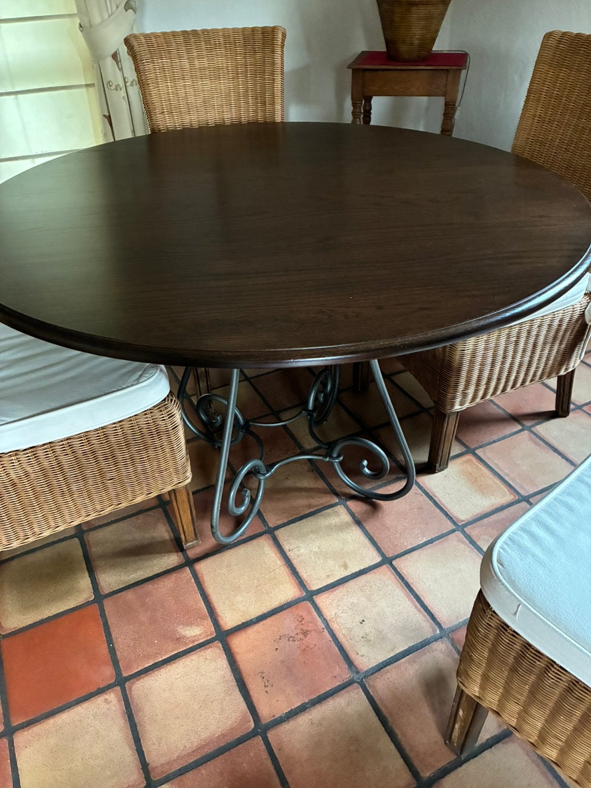 Ronde tafel met ijzeren onderstel, Ophalen, Zo goed als nieuw
