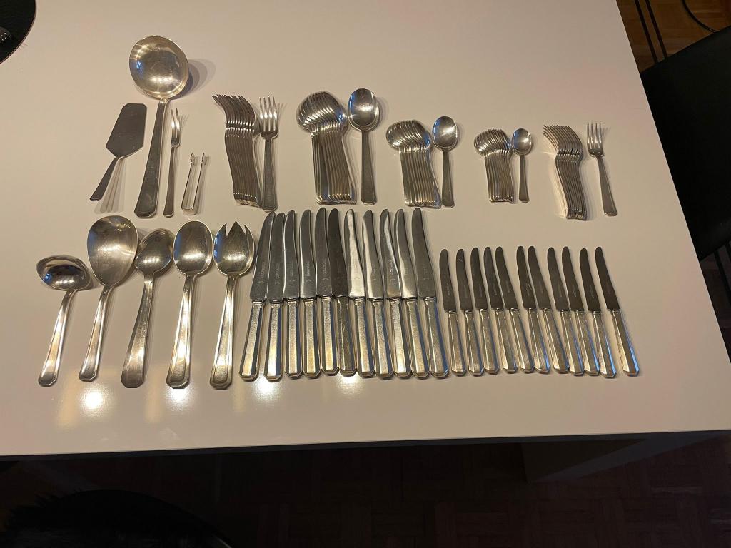 Couverts TILQUIN 90 pièces, en métal argenté épais, Antiquités & Art, Antiquités | Couverts, Enlèvement ou Envoi